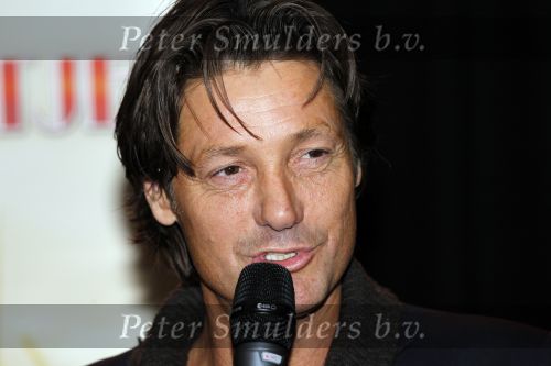 Amsterdam 4 november 2010
Rick Engelkes en Kruimeltje ( Joes Brauers) slaan de eerste paal voor het nieuwe pand van REP Rick Engelkes Productions.
Peter Smulders bv