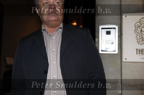 Amsterdam 7 november 2010
Doutzen Kroes en Dj Sunnery james zijn vandaag bij hotel the Dylan getrouwd.
Haar ouders familie en zussen waren natuurlijk aanwezig. De beveiliging van het hotel stelde zich belachelijk aan met paraplus.
Peter Smulders bv