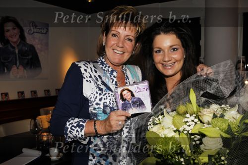 Nieuwegein 28 oktober 2010
Presentatie nieuwe cd Sieneke met Marianne Weber en Tommy Peters.
Peter Smulders bv
