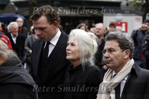 Amsterdam 6 november 2010
Herdenkingsdienst/begrafenis van Harry Mulisch in de stadsschouwburg van Amsterdam. Sjoerdje Woudenberg met partner Julius Roos
Peter Smulders bv