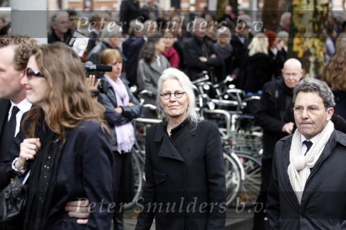 Amsterdam 6 november 2010
Herdenkingsdienst/begrafenis van Harry Mulisch in de stadsschouwburg van Amsterdam. Sjoerdje Woudenberg met partner Julius Roos
Peter Smulders bv