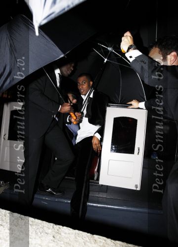Amsterdam 7 november 2010
Doutzen Kroes en Dj Sunnery james zijn vandaag bij hotel the Dylan getrouwd.
Haar ouders familie en zussen waren natuurlijk aanwezig. De beveiliging van het hotel stelde zich belachelijk aan met paraplus.
Peter Smulders bv