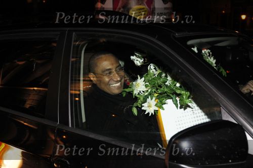 Amsterdam 7 november 2010
Doutzen Kroes en Dj Sunnery james zijn vandaag bij hotel the Dylan getrouwd.
Haar ouders familie en zussen waren natuurlijk aanwezig. De beveiliging van het hotel stelde zich belachelijk aan met paraplus. vader Sunnery
Peter Smulders bv