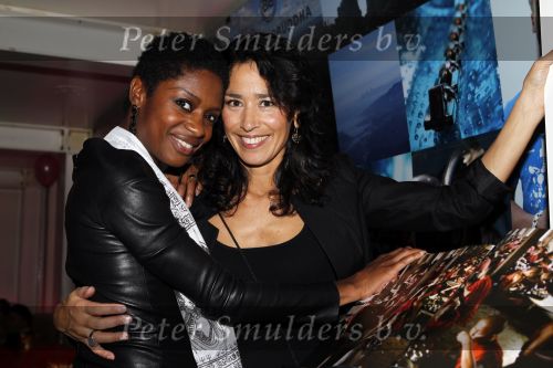 Amsterdam 6 november 2010
12 en een half jarig bestaan en presentatiie van het Buddha to Buddha boek in de supper club. Annemarie Engelkes met Sylvana Simons
Peter Smulders bv