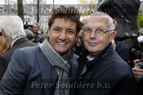 Amsterdam 5 november 2010
Onthulling beeld Jan en Mien Froger op de elandsgracht op de 50e verjaardag van hun zoon Rene Froger. Aanwezig waren oa Rene Natasja Didier Maxim Danny Natasja en Charly Froger . Dominique Grant heeft het beeld gemaakt. zoon tante Leen bij beeld
Peter Smulders bv