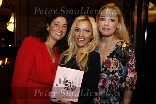 Amsterdam 26 oktober 2010
Presentatie boek Femmetje de Wind en Mirjam v d Broeke in het college hotel.
Tatjana ontvangt het eerste boek.
Peter Smulders bv