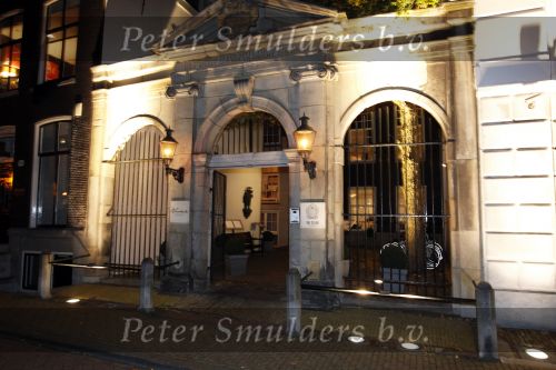 Amsterdam 7 november 2010
Doutzen Kroes en Dj Sunnery james zijn vandaag bij hotel the Dylan getrouwd.
Haar ouders familie en zussen waren natuurlijk aanwezig. De beveiliging van het hotel stelde zich belachelijk aan met paraplus.
Peter Smulders bv