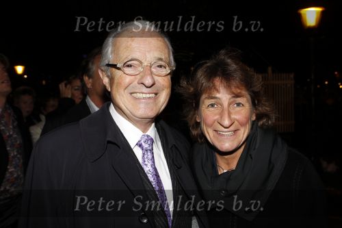 Amsterdam 2 november 2010
Rene Froger viert zijn 50e verjaardag met collega artiesten en vrienden in Carre.
Theo heuft met vrouw
Peter Smulders bv