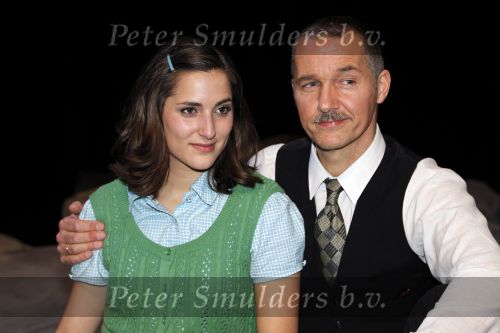 Hoorn 1 november 2010
Premiere musical Je Anne in de schouwburg van Hoorn. De hoofdrollen worden oa gwespeeld door Abke Bruins Thom Hoffman Levi v Kempen Marloes v d Heuvel Sanne Bosman Frans Maas Annemarie Maas en Mark v d Laan
Peter Smulders bv