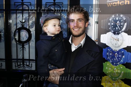 Amsterdam 25 oktober 2010
Presentatie van de ice watch in de ice bar. Tim Akkerman met vrouw en kinderen
Peter Smulders bv