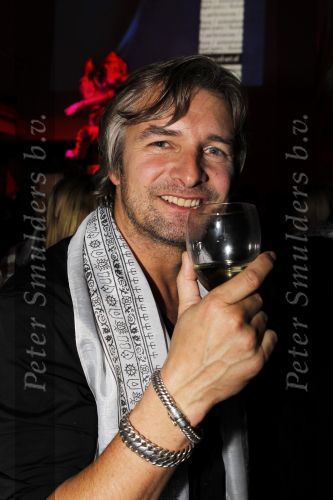 Amsterdam 6 november 2010
12 en een half jarig bestaan en presentatiie van het Buddha to Buddha boek in de supper club. Viktor Reinier met een kennis
Peter Smulders bv