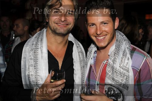 Amsterdam 6 november 2010
12 en een half jarig bestaan en presentatiie van het Buddha to Buddha boek in de supper club. Viktor Reinier met Mor is
Peter Smulders bv