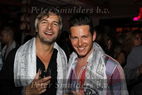 Amsterdam 6 november 2010
12 en een half jarig bestaan en presentatiie van het Buddha to Buddha boek in de supper club. Viktor Reinier met Mor is
Peter Smulders bv
