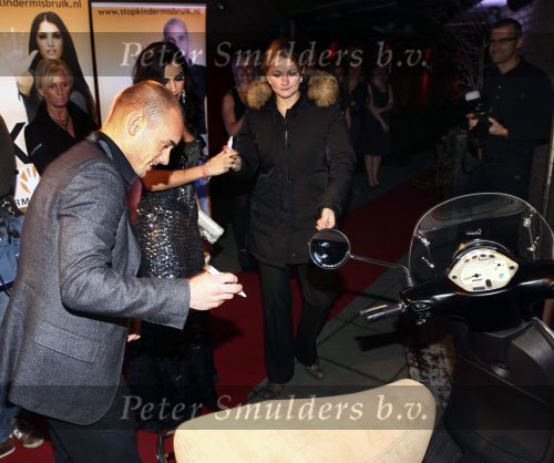 Blaricum 7 november 2010
Wesley Sneijder en Yolanthe Cabau v Kasbergen bij avond voor stop kindermisbruik bij Red Sun in Blaricum
Peter Smulders bv