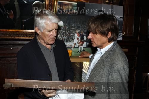Amsterdam 1 november 2010
Presentatie van twee boeken van Jan Mulder bij cafe scheltema. Wim T Schippers met Kees v Kooten
Peter Smulders bv