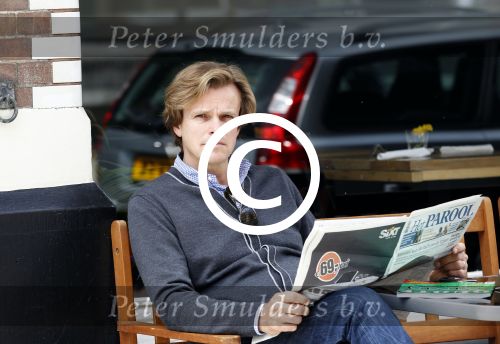 Amsterdam 19 juli 2011
Alex de Vries leest het Parool.
Peter Smulders bv