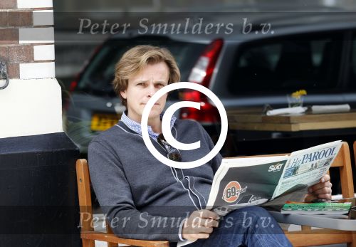 Amsterdam 19 juli 2011
Alex de Vries leest het Parool.
Peter Smulders bv