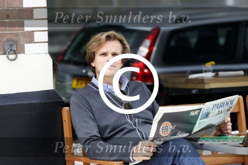 Amsterdam 19 juli 2011
Alex de Vries leest het Parool.
Peter Smulders bv