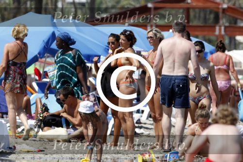 Ibiza 26 juli 2011
Wendy v Dijk met Erland Galjaard en Sem en Lizzy op het strand. Ook Martijn Amanda Bickel Jasmijn Achilles en Michelle Krabbe zijn aanwezig bij coco beach.
Peter Smulders bv