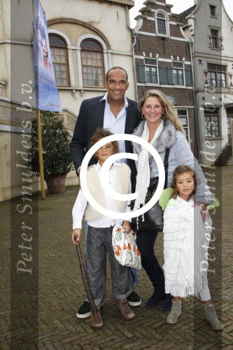 Kaatsheuvel, 9 Oktober 2011
Premiï¿½re van de musical Droomvlucht
Arnold Vanderlyde met zijn vrouw en kinderen
Foto Peter smulders BV
