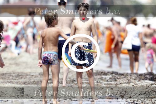 Ibiza 26 juli 2011
Wendy v Dijk met Erland Galjaard en Sem en Lizzy op het strand. Ook Martijn Amanda Bickel Jasmijn Achilles en Michelle Krabbe zijn aanwezig bij coco beach.
Peter Smulders bv