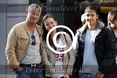 Amsterdam 8 oktober 2011
Bram Moszkowicz met zijn kinderen op de pc hooftstraat.
Peter Smulders bv