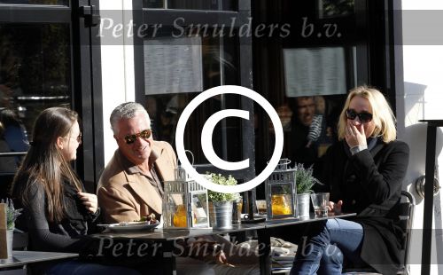 Amsterdam 22 oktober 2011
Bram Moszkowicz met vriendin Eva Jinek en dochter op terras.
Peter Smulders bv