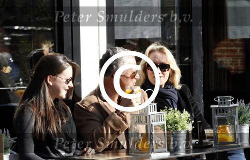 Amsterdam 22 oktober 2011
Bram Moszkowicz met vriendin Eva Jinek en dochter op terras.
Peter Smulders bv