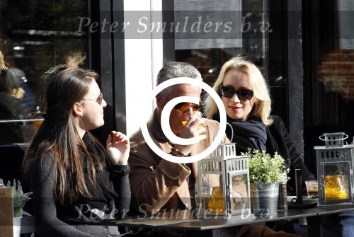 Amsterdam 22 oktober 2011
Bram Moszkowicz met vriendin Eva Jinek en dochter op terras.
Peter Smulders bv
