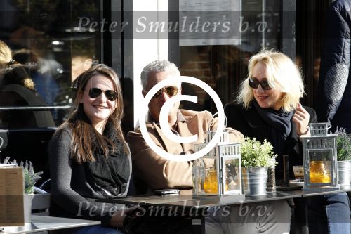 Amsterdam 22 oktober 2011
Bram Moszkowicz met vriendin Eva Jinek en dochter op terras.
Peter Smulders bv