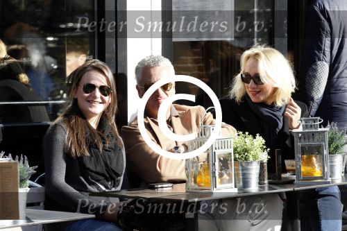 Amsterdam 22 oktober 2011
Bram Moszkowicz met vriendin Eva Jinek en dochter op terras.
Peter Smulders bv