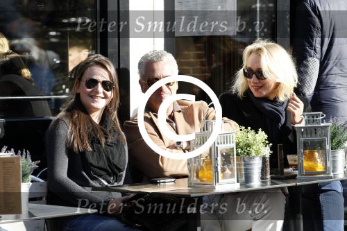 Amsterdam 22 oktober 2011
Bram Moszkowicz met vriendin Eva Jinek en dochter op terras.
Peter Smulders bv