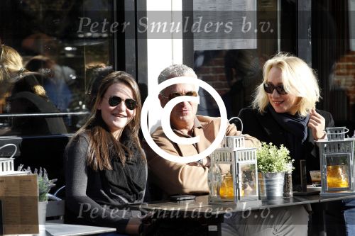 Amsterdam 22 oktober 2011
Bram Moszkowicz met vriendin Eva Jinek en dochter op terras.
Peter Smulders bv