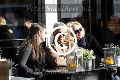Amsterdam 22 oktober 2011
Bram Moszkowicz met vriendin Eva Jinek en dochter op terras.
Peter Smulders bv