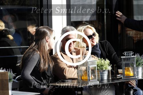 Amsterdam 22 oktober 2011
Bram Moszkowicz met vriendin Eva Jinek en dochter op terras.
Peter Smulders bv