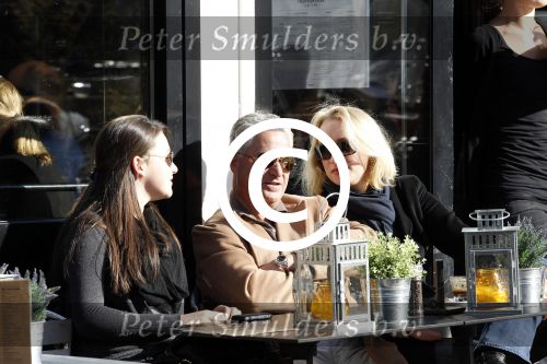 Amsterdam 22 oktober 2011
Bram Moszkowicz met vriendin Eva Jinek en dochter op terras.
Peter Smulders bv