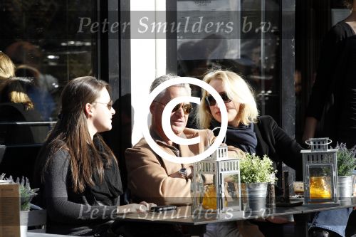 Amsterdam 22 oktober 2011
Bram Moszkowicz met vriendin Eva Jinek en dochter op terras.
Peter Smulders bv