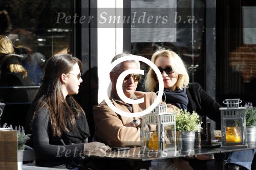 Amsterdam 22 oktober 2011
Bram Moszkowicz met vriendin Eva Jinek en dochter op terras.
Peter Smulders bv