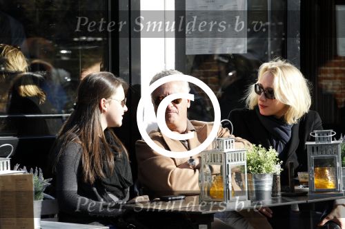 Amsterdam 22 oktober 2011
Bram Moszkowicz met vriendin Eva Jinek en dochter op terras.
Peter Smulders bv