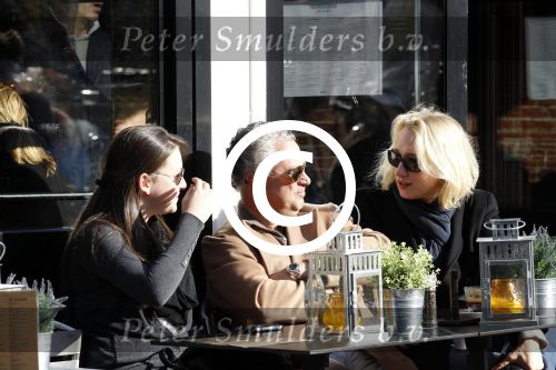Amsterdam 22 oktober 2011
Bram Moszkowicz met vriendin Eva Jinek en dochter op terras.
Peter Smulders bv