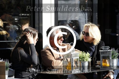 Amsterdam 22 oktober 2011
Bram Moszkowicz met vriendin Eva Jinek en dochter op terras.
Peter Smulders bv