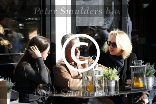 Amsterdam 22 oktober 2011
Bram Moszkowicz met vriendin Eva Jinek en dochter op terras.
Peter Smulders bv