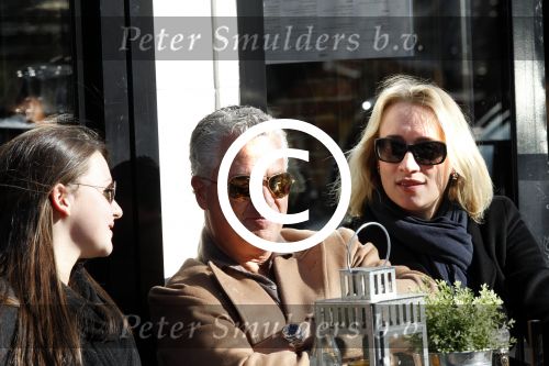 Amsterdam 22 oktober 2011
Bram Moszkowicz met vriendin Eva Jinek en dochter op terras.
Peter Smulders bv