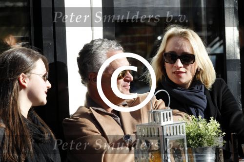 Amsterdam 22 oktober 2011
Bram Moszkowicz met vriendin Eva Jinek en dochter op terras.
Peter Smulders bv