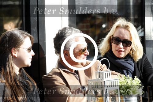 Amsterdam 22 oktober 2011
Bram Moszkowicz met vriendin Eva Jinek en dochter op terras.
Peter Smulders bv