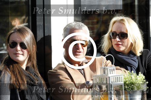 Amsterdam 22 oktober 2011
Bram Moszkowicz met vriendin Eva Jinek en dochter op terras.
Peter Smulders bv