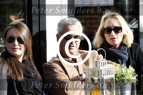 Amsterdam 22 oktober 2011
Bram Moszkowicz met vriendin Eva Jinek en dochter op terras.
Peter Smulders bv