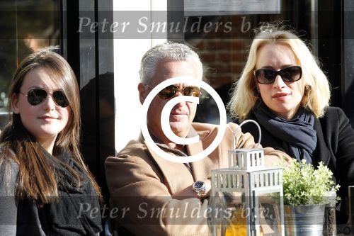 Amsterdam 22 oktober 2011
Bram Moszkowicz met vriendin Eva Jinek en dochter op terras.
Peter Smulders bv