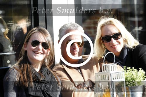 Amsterdam 22 oktober 2011
Bram Moszkowicz met vriendin Eva Jinek en dochter op terras.
Peter Smulders bv