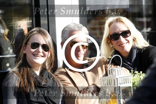 Amsterdam 22 oktober 2011
Bram Moszkowicz met vriendin Eva Jinek en dochter op terras.
Peter Smulders bv
